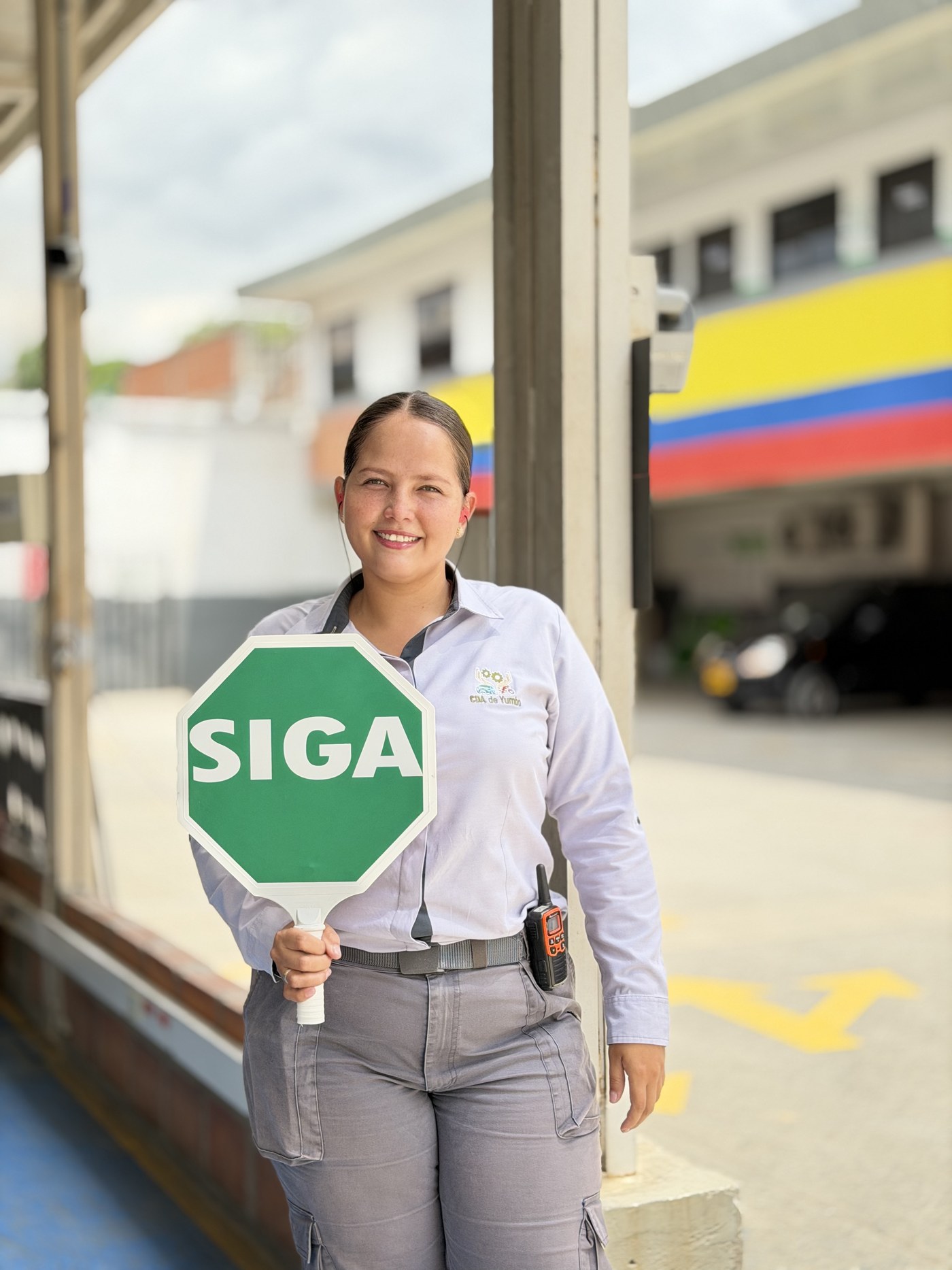 Técnica del CDA de Yumbo con señal de siga en el área de circulación de la sede