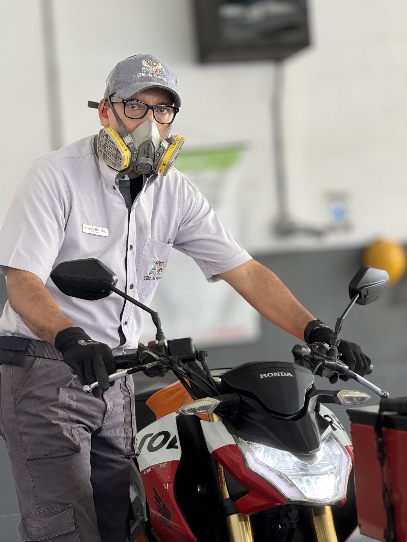 Inspector del CDA de Yumbo durante la revisión de una motocicleta